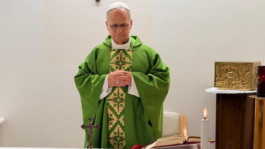 Primera foto del Papa tras su operación: oficiando misa con su secretario peruano