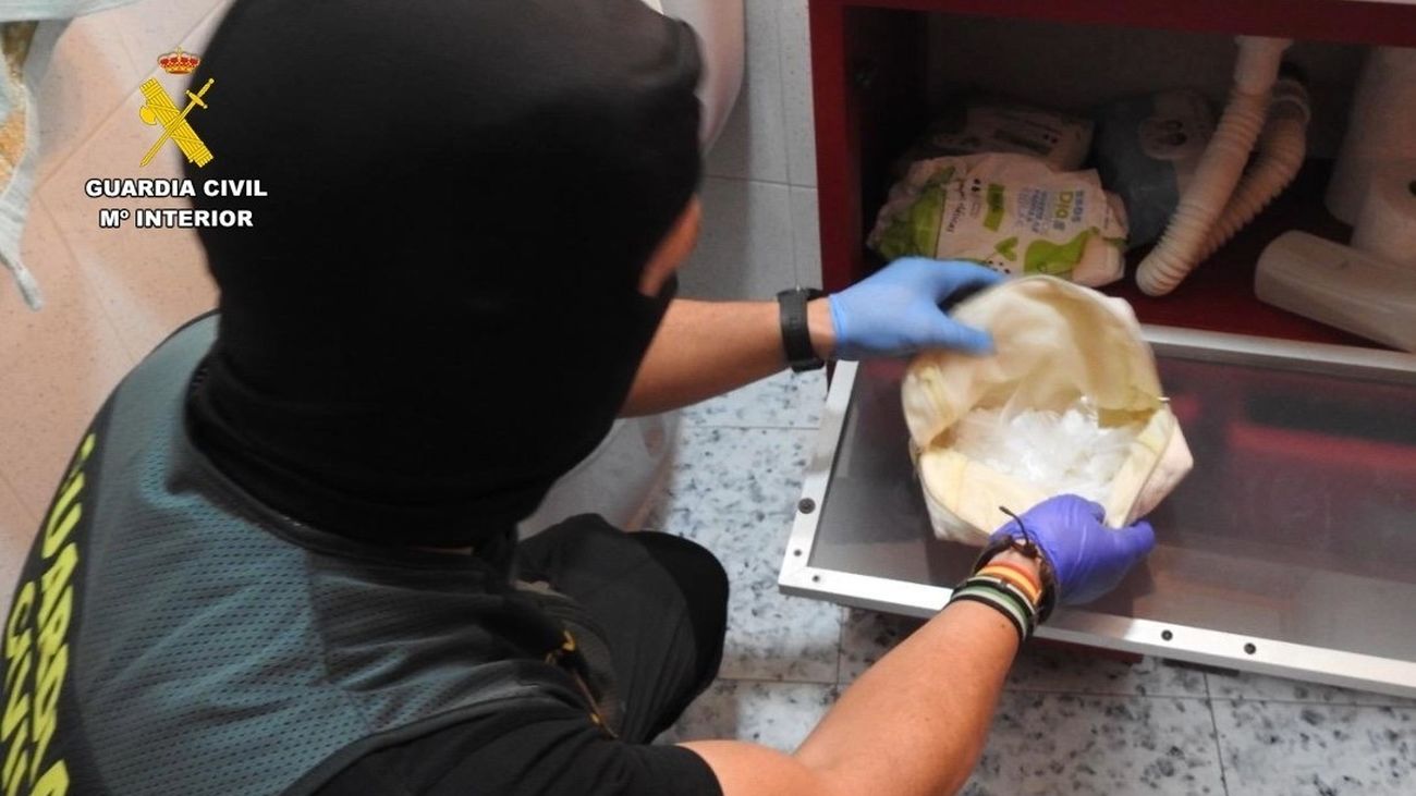 Un agente de la Guardia Civil incauta droga en un municipio