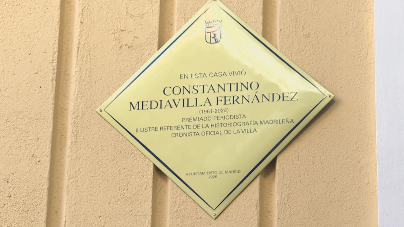 Madrid recuerda con una placa al periodista y cronista de la villa Constantino Mediavilla
