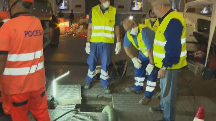 Operarios limpian un pozo de ventilación de metro en Sol