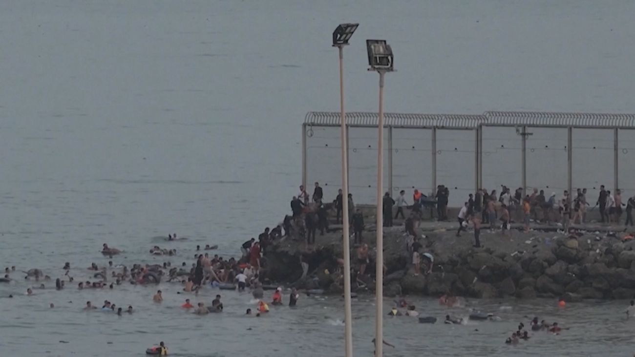 El CNI acredita en un informe que avisó con antelación de la invasión migratoria en Ceuta