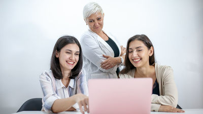 La Fundación Quiero Trabajo lanza EYA, una orientadora laboral virtual con IA para acompañar a mujeres en la búsqueda de empleo