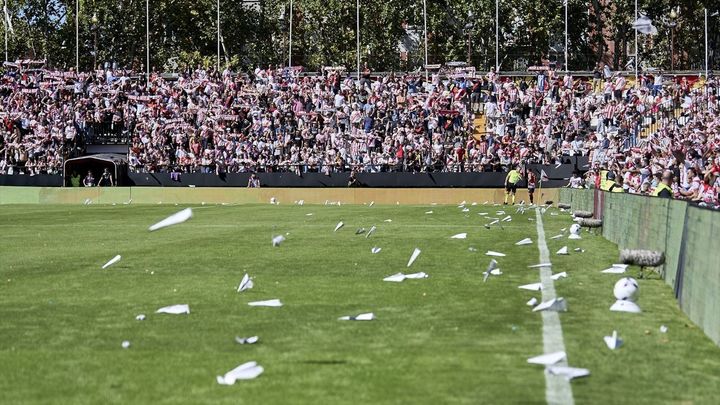 Lanzamiento de objetos al campo  en el partido Rayo- Athletic