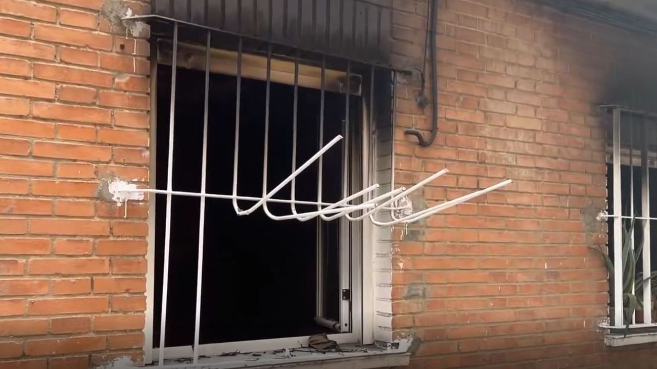 Una ventana afectada por un incendio en Alcobendas