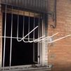 Cinco dotaciones de bomberos extinguen un incendio en una vivienda en el paseo de la Chopera de Alcobendas