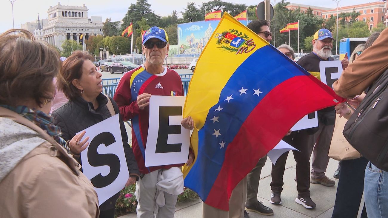 Decenas de venezolanos se concentran en Madrid para pedir elecciones presidenciales en su país