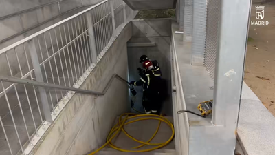 Sofocado un incendio en el acceso a trasteros de un edificio de viviendas en Villaverde