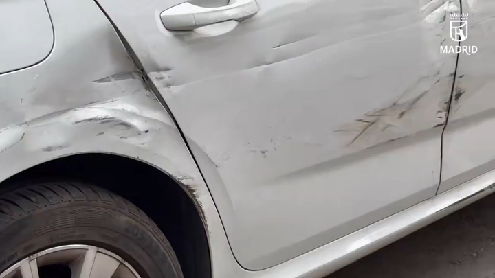 Un conductor pierde el control de su coche y atropella a un peatón en la calle Villaveza de  Villaverde