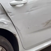Un conductor pierde el control de su coche y atropella a un peatón en la calle Villaveza de  Villaverde