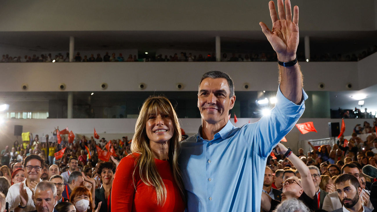 Begoña Gómez, ovacionada junto a Pedro Sáchez por la militancia en el mitin de Fuenlabrada
