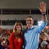 Begoña Gómez, ovacionada junto a Pedro Sáchez por la militancia en el mitin de Fuenlabrada