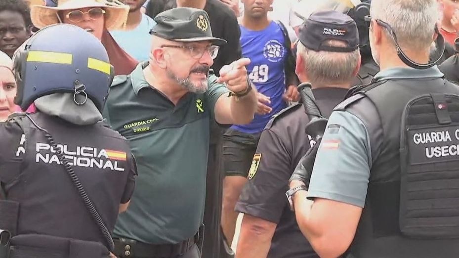 Las imágenes que demuestran el enfrentamiento entre la Policía y Guardia Civil durante la invasión en Ceuta