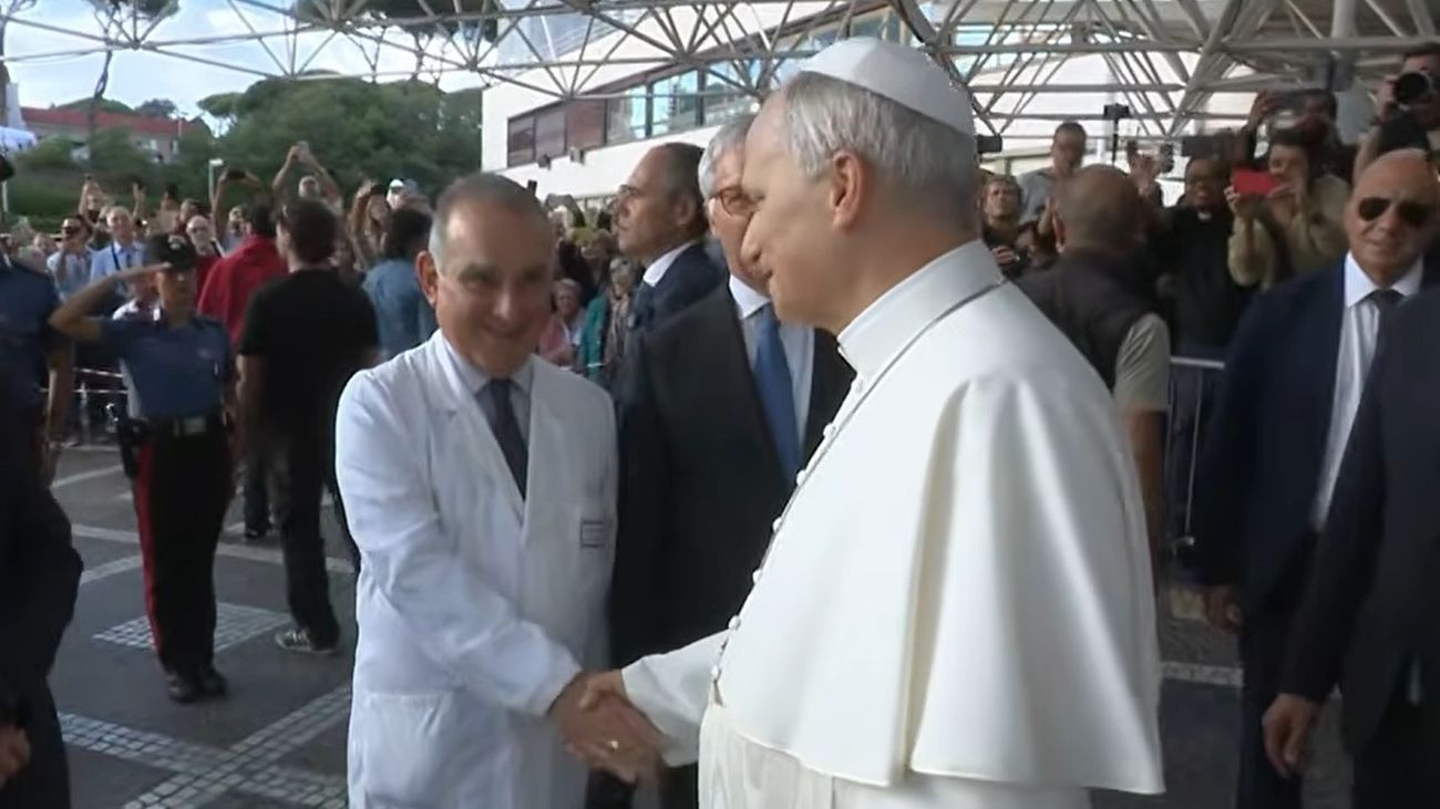 El Papa sale del hospital tras recibir el alta y  rezará el Ángelus en el Vaticano