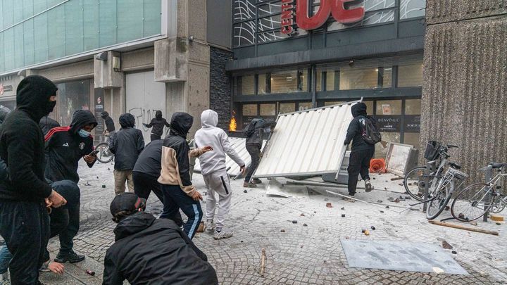 Macron reconoce que se subestimó la violencia de las protestas: "Francia necesita orden"