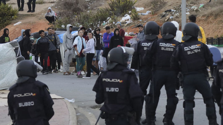 Decenas de migrantes huyen por los montes de Ceuta tras desalojar la Policía las naves del Tarajal