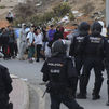 Decenas de migrantes huyen por los montes de Ceuta tras desalojar la Policía las naves del Tarajal