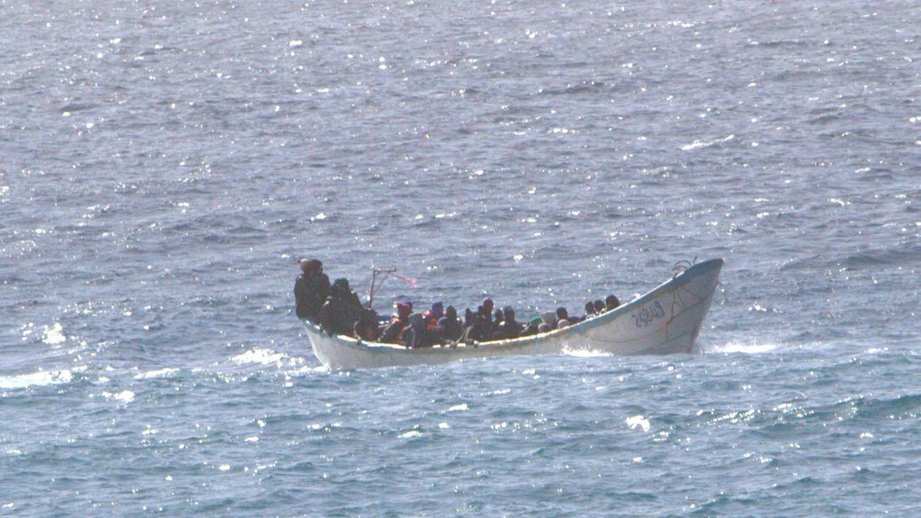 Una barca con inmigrantes en el mar
