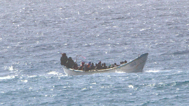 Dos inmigrantes muertos y otros 130 rescatados en un cayuco cerca de El Hierro