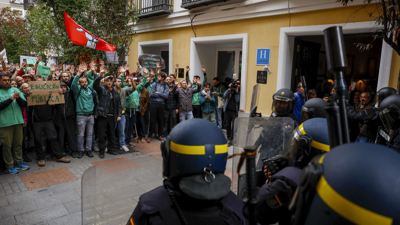 Agentes de la Policía Nacional ante los docentes que se han dirigido al Palacio de Santoña donde se encuentra la presidenta madrileña, Isabel Díaz Ayuso