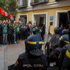 Agentes de la Policía Nacional ante los docentes que se han dirigido al Palacio de Santoña donde se encuentra la presidenta madrileña, Isabel Díaz Ayuso
