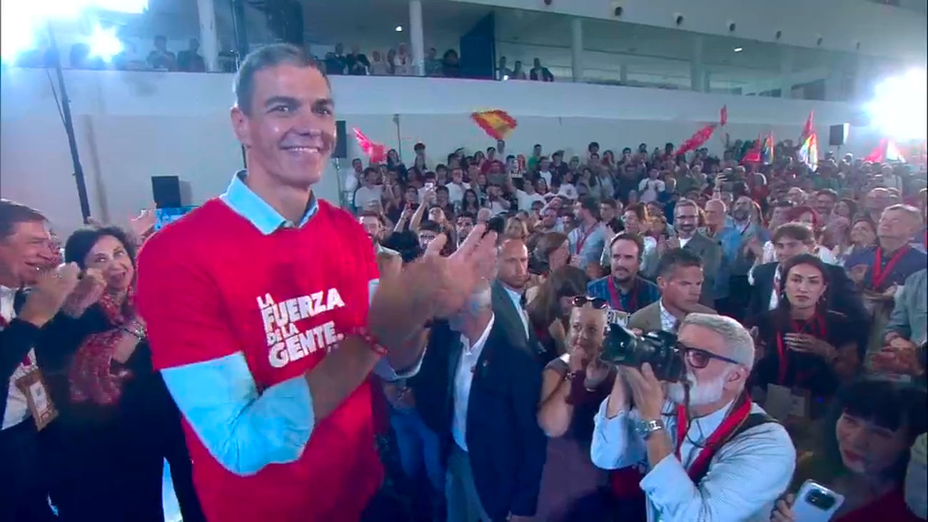Beso y baile de Sánchez, en clave electoral para desviar la atención