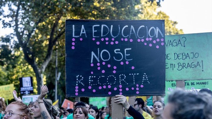 - Decenas de personas durante una concentración con motivo de la huelga en educación