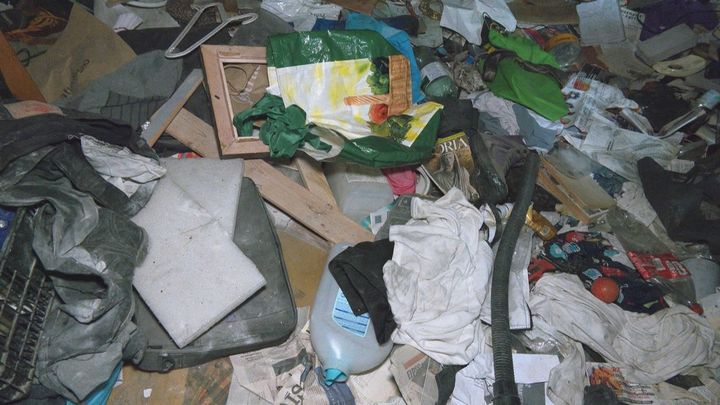 Plagas, basura y desesperación: el síndrome de Diógenes de un vecino desata la alarma en Puente de Vallecas