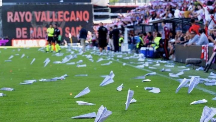 5.000 euros de multa para un aficionado que lanzó un asiento al campo en el Rayo-Athletic