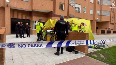 Muere una mujer de 52 años tras ser apuñalada en su portal en Carabanchel