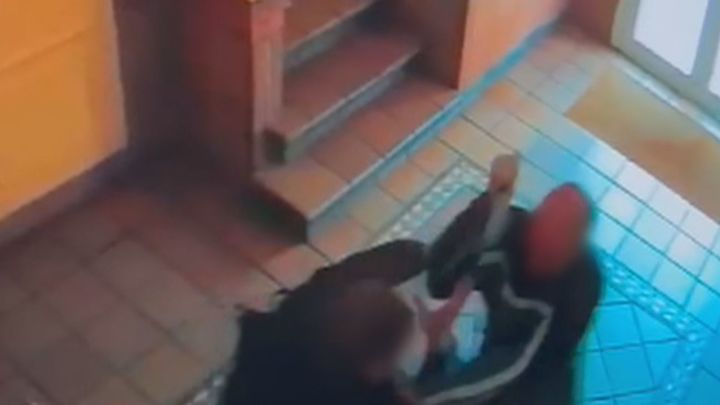 Muere una mujer de 52 años apuñalada presuntamente por su expareja en un portal en Carabanchel