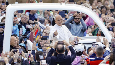 El Papa retoma las audiencias y se vuelve a subir al papamóvil tras su operación