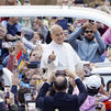 El Papa retoma las audiencias y se vuelve a subir al papamóvil tras su operación