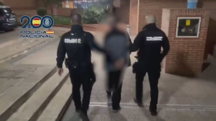 Momento en el que el presunto autor del apuñalamiento es llevado a comisaría