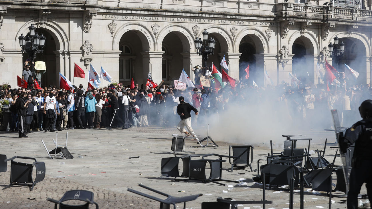 Tensión y cargas policiales en un acto de Abascal en Coruña