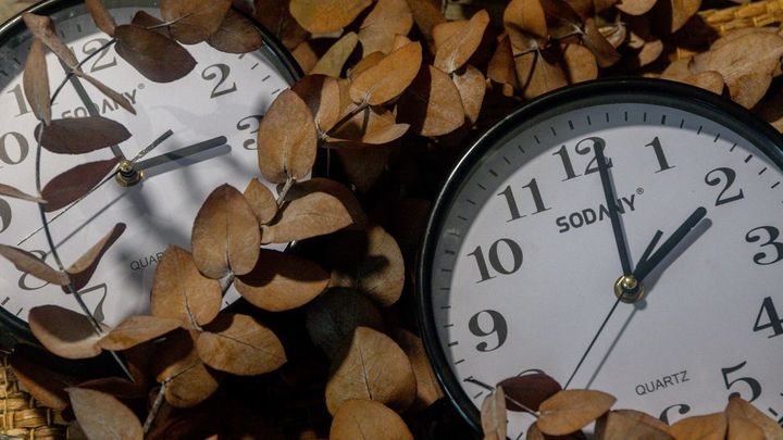 A las 03:00, se retrasarán 60 minutos