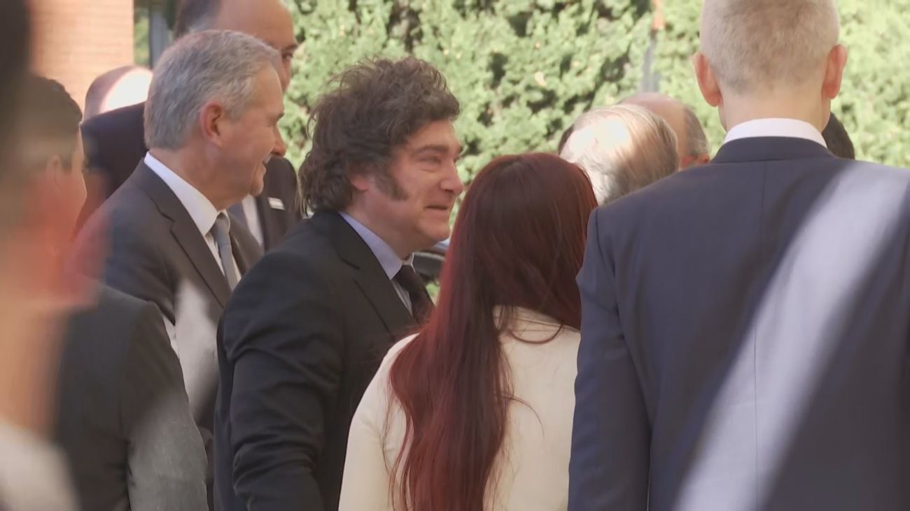 Tensión en la Rey Juan Carlos de Vicálvaro por la protesta de varios estudiantes contra la presencia de Milei