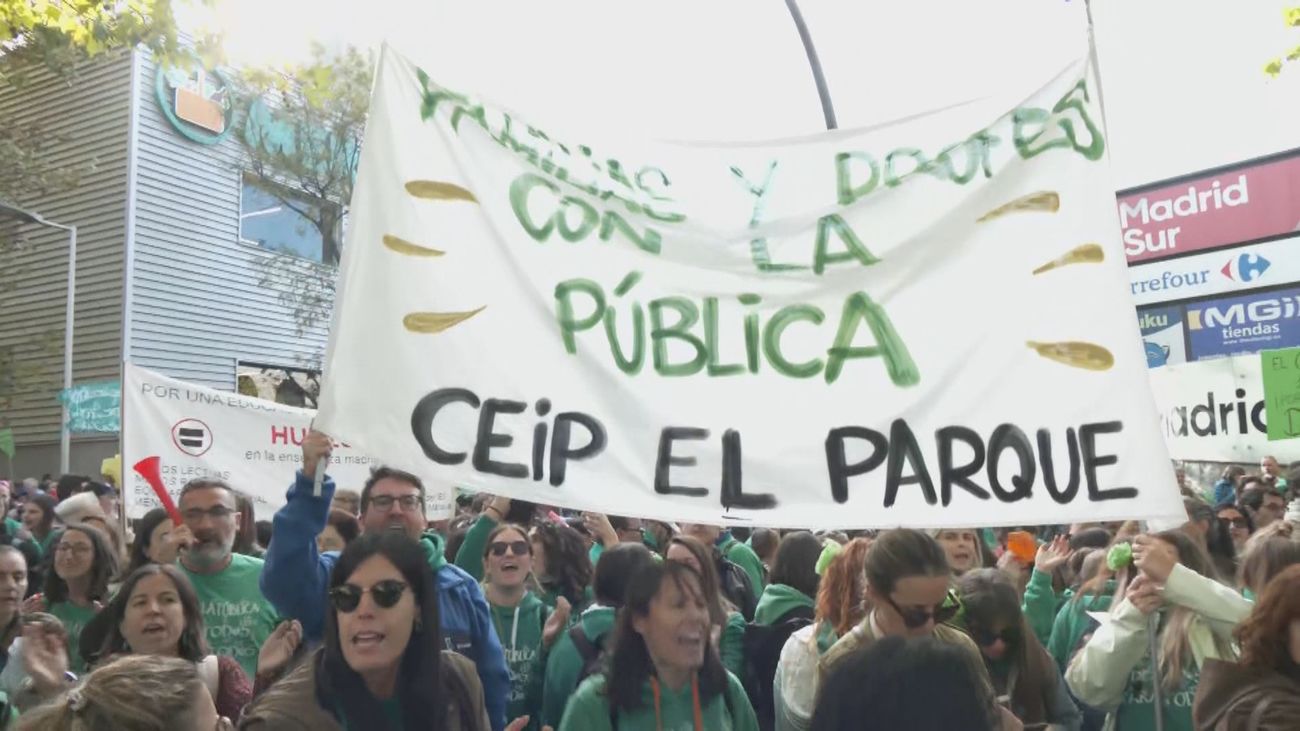 Profesores en huelga llevan su protesta frente a la Asamblea para pedir más recursos para la educación pública