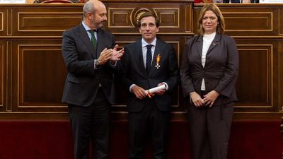 Martínez Almeida recibe la cruz de la dignidad de la Asociación Víctimas del Terrorismo en el Senado