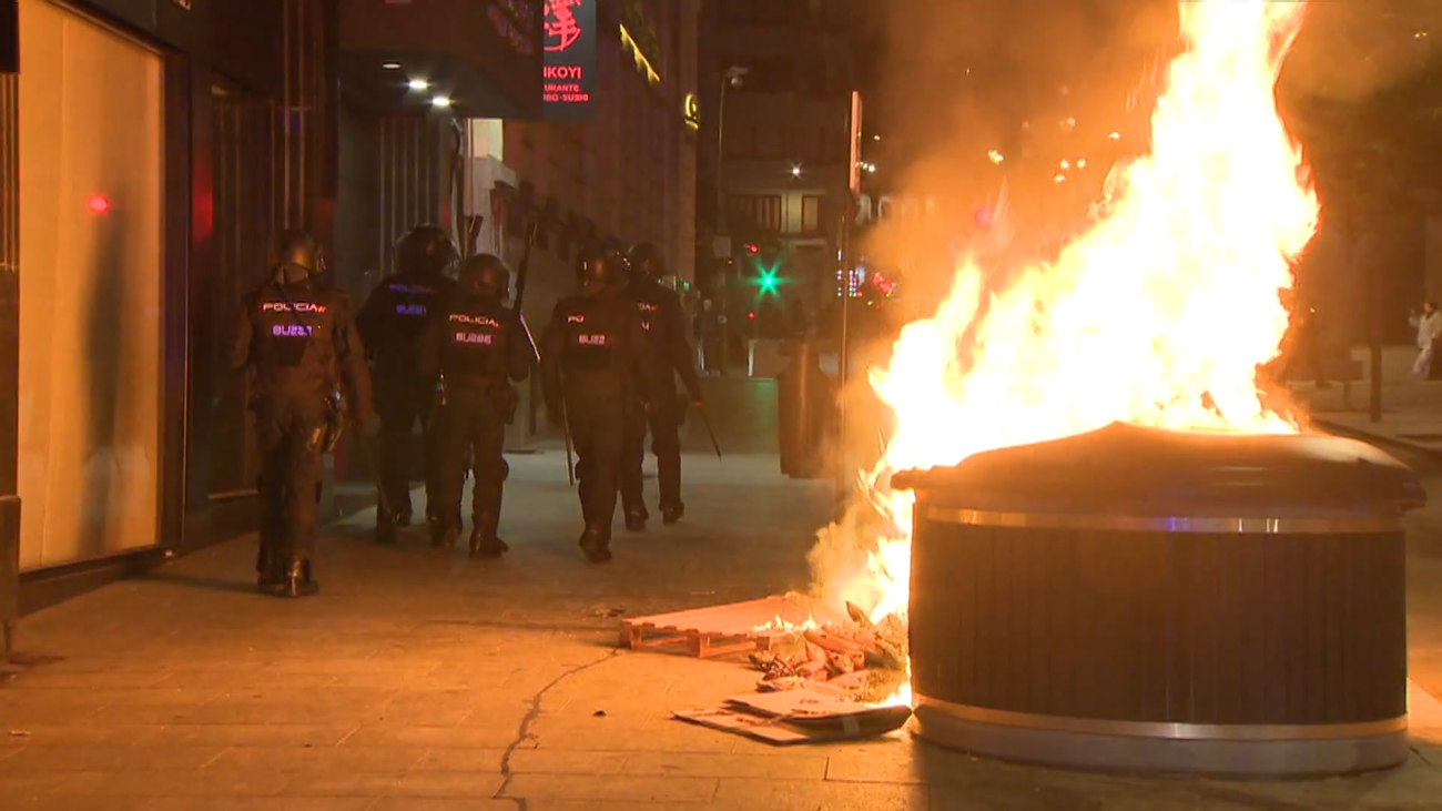 Altercados durante un acto de Abascal en A Coruña dejan 15 heridos, 12 de ellos policías, dos detenidos  y numerosos incendios