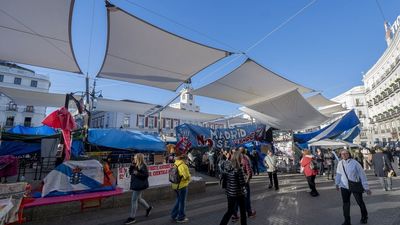 Almeida exige al delegado del Gobierno levantar la acampada si quiere que se asista a las personas sin hogar