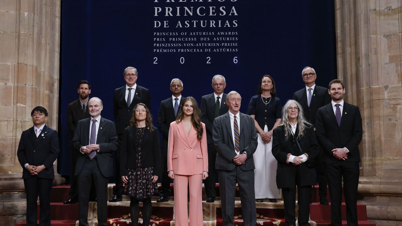 Leonor entrega en solitario las insignias de los Premios Princesa de Asturias por primera vez