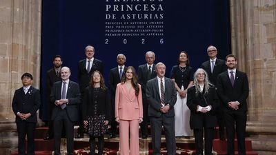 Leonor entrega en solitario las insignias de los Premios Princesa de Asturias por primera vez