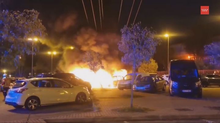 Un incendio calcina cinco vehículos en un aparcamiento público de Leganés