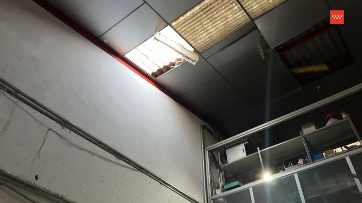 Un trabajador, en estado crítico tras caer ocho metros desde un techo de uralita en Coslada