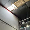 Un trabajador, en estado crítico tras caer ocho metros desde un techo de uralita en Coslada