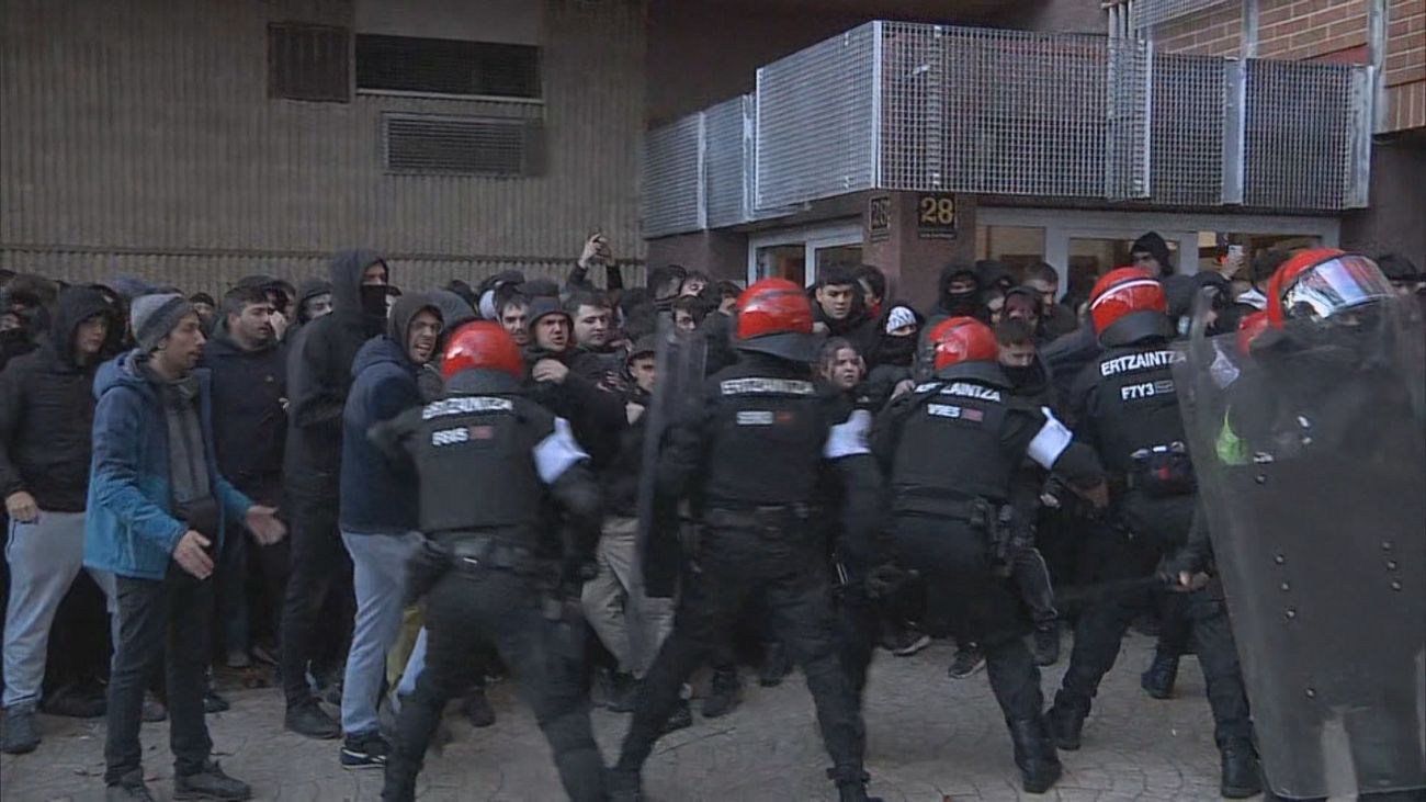 Dos detenidos en los altercados de radicales de izquierda por un desahucio en Vitoria