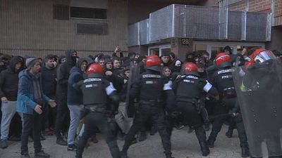 Dos detenidos en los altercados de radicales de izquierda por un desahucio en Vitoria