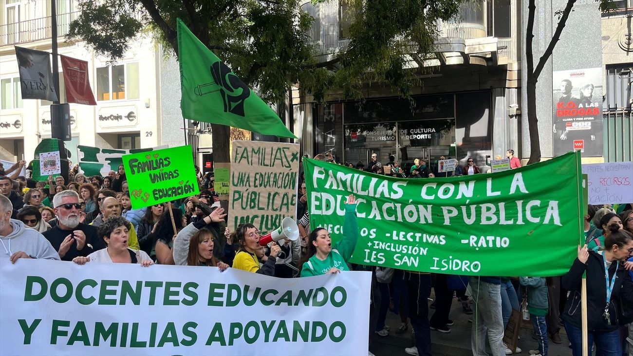 Centenares de familias protestan frente a la Consejería de Educación en apoyo a la huelga