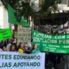 Centenares de familias protestan frente a la Consejería de Educación en apoyo a la huelga