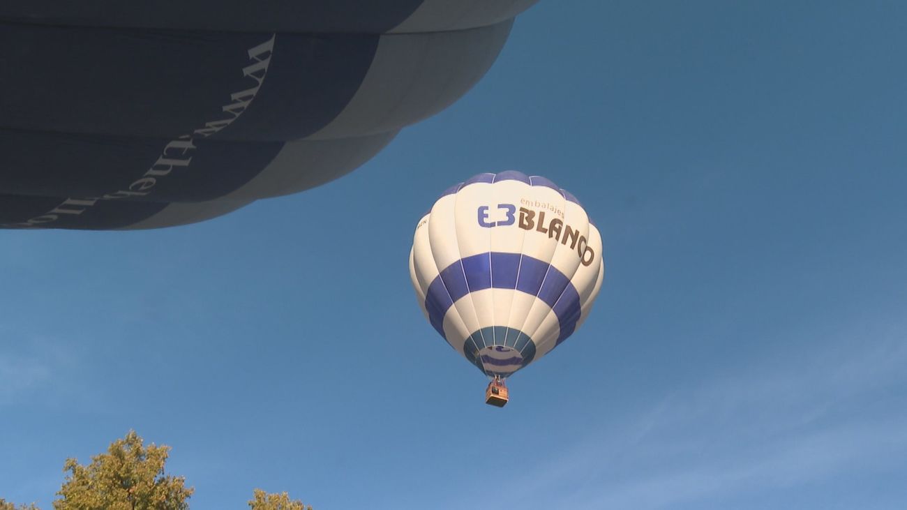 Una decena de globos despegan de forma simultánea sobre el cielo de Aranjuez